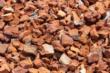 Kırmızı kil tuğla ya da kırık tuğla parçaları. Bu çipler genellikle grev tuğlalarından yapılır, inşaat sırasında döküm sürecinde kullanılır..