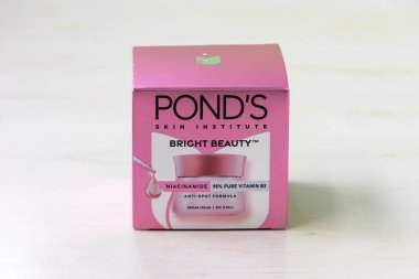 Pond 'un parlak güzellik karşıtı serum kremi, 04 Kasım 2024' te Kishoreganj, Bangladeş 'te çekildi..