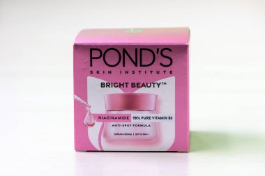 Pond 'un parlak güzellik anti-nokta serum kremi. Kishoreganj, Bangladeş. 04 Kasım 2024.