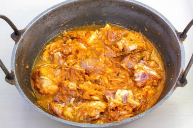 Metal karahi soslu sığır eti, pişirmeye hazır..