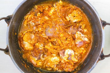 Metal Karahi 'de terbiye edilmiş sığır eti, pişirmeye hazır. Üst görünüm.