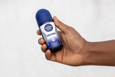 Kadın eli Nivea Men 'in parlatıcı deodorantını tutuyor. 48 saatlik parlaklık,% 0 alkol, erkekler için terleme önleyici. Kishoreganj, Bangladeş. 04 Kasım 2024.