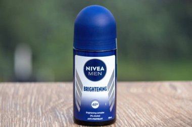Nivea Men, ahşap yüzeyde deodorantları parlatıyor. Bulanık yeşili arka planda. Kishoreganj, Bangladeş. 04 Kasım 2024.
