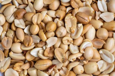 Arka plan olarak kavrulmuş fıstık (Arachis hipogaea). Fıstık dünyada sevilen popüler bir abur cuburdur. Kızartılmış, tuzlanmış ya da çeşitli baharatlarla tatlandırılmış olabilirler..