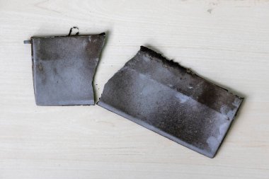 Eski, kirli bir egzoz vantilatörünün kırık parçaları..