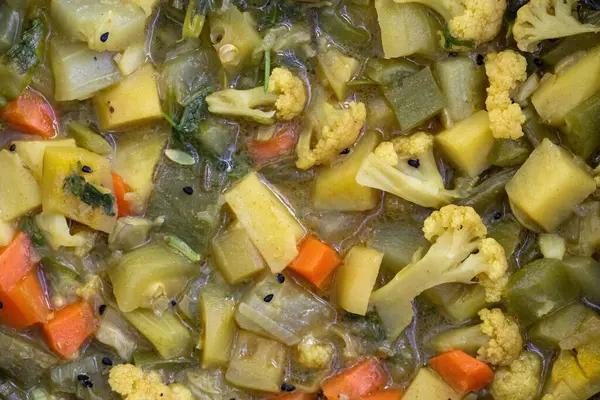 Arka plan olarak canlı sebze karışımının yakın plan görüntüsü, karnabahar, havuç, fasulye, yılan kabağı, patates, sivri kabak ve salatalıklı.