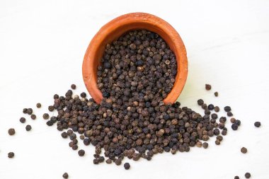 Aromatik siyah biber kabından dökülüyor..