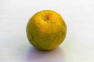 Tahta bir yüzeyde taze olgun bir tatlı portakal..