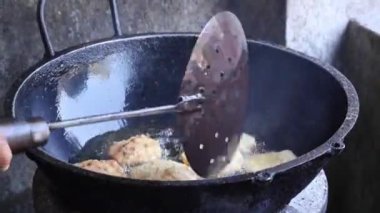 Lezzetli dal puri yapılıyor. Bangladeş ve Hindistan 'ın Bengal bölgesinde popüler bir atıştırmalık, daal poori olarak da bilinir..
