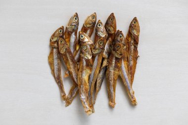 Kurutulmuş ançüez balığı, beyaz arka planda izole edilmiş. Bangladeş 'te, bunlar yerel olarak Mola Shutki olarak bilinir. Üst görünüm.