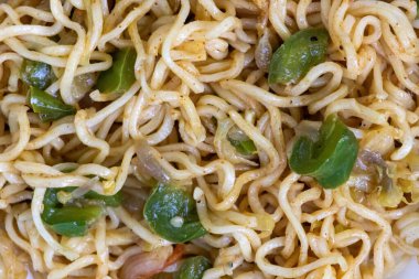 Yeşil dolmalık biber, domates ve kırmızı biberli hazır şehriye yakın plan..