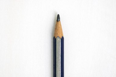 Beyaz bir arka planda izole edilmiş, ahşap bir kalem noktasının yakın çekimi..