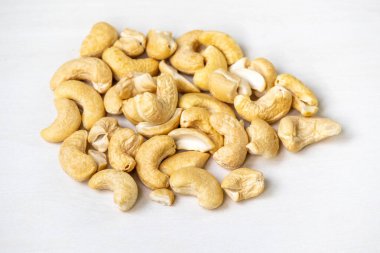 Kaju fındığı, Bengali 'de Kaju Badam olarak bilinir, beyaz bir arka planda izole edilmiştir..