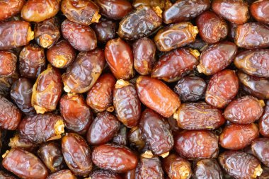 Hurma ağacının meyveleri birbirine benzer. Tarihler, İslam 'ın kutsal Ramazan ayında tüketilen popüler bir meyvedir..