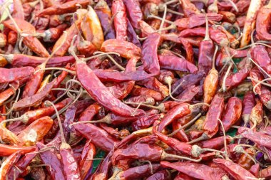 Kurutulmuş kırmızı kırmızı kırmızı biberlerin arka planı. Bu kurutulmuş biberler, aromalı bir baharat ve baharat, yemeğe hem renk hem de ısı ekler..
