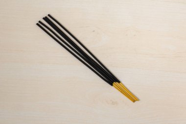 Siyah agarbatti, ya da tütsü çubukları, ahşap bir zemin üzerinde sergilenir. Tütsü, yandığı zaman güzel kokulu duman üreten bir maddedir. Dini ayinlerde, meditasyonda ve daha fazlasında kullanılıyor..