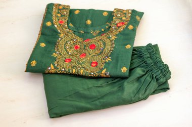 Katlanmış yeşil blok baskılı Salwar Kameez (üç parça) açık tahta arka planda kadınlar için.