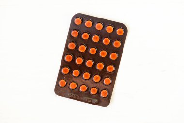 Beyaz arka planda izole edilmiş turuncu tabletler. Tıbbi konsept.