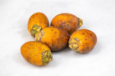 Taze, olgun betel fındıkları, bilimsel olarak Areca catechu olarak bilinir, beyaz arka planda izole edilmiştir. Betel fındıkları areca palmiyesinin meyveleridir..