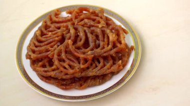Lezzetli Shahi jilapi ya da beyaz tabakta jalebi. Eski Dhaka, Bangladeş 'teki Chowk Çarşısı' ndan ünlü geleneksel bir tatlı dükkanı olan Shahi jilapi, ülkede çok popüler..