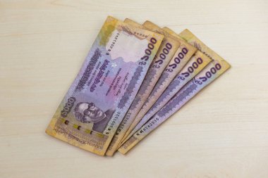 BDT 1000 Bangladeş ahşap bir arka plan üzerine notlar.
