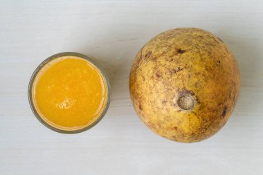 Bir bardak olgun bael meyve suyu ya da şerbet (Aegle marmelos), ayrıca ahşap elma, taş elma, Bengal quince, Hint ayva ya da Bel olarak da bilinir..