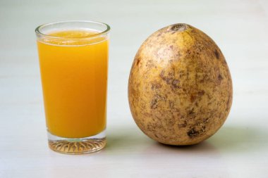 Şerbet olarak da bilinen olgun Bael meyve suyu bir bardakta. Bilimsel adı Aegle marmelos, ve ayrıca ahşap elma, taş elma, Bengal quince, Hint quince veya Bel olarak da bilinir..