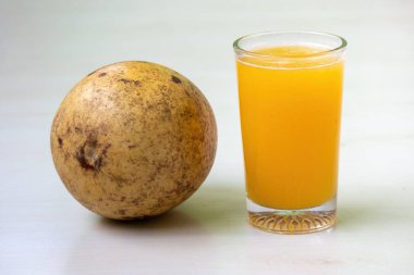 Olgun bael meyve suyu ya da şerbet, bir bardakta. Bilimsel adı Aegle marmelos, ayrıca ahşap elma, taş elma, Bengal quince, Hint quince veya Bel olarak da bilinir..