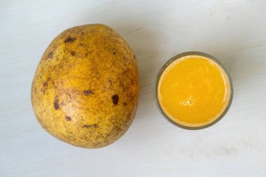 En tepeden bakıldığında, olgunlaşmış bael meyve suyu, ahşap elma, taş elma, Bengal ayva, Hint ayva veya Bel ayva gibi yaygın isimlerle de adlandırılır..