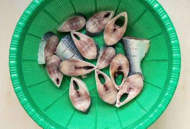 Taze, çiğ Hilsa balığı dilimleri (Tenualosa ilisha) yeşil bir sepette pişmeye hazırdır. Bangladeş 'in Padma Nehri' nden gelen dünyaca ünlü bu balık Batı Bengal, Hindistan 'da da popülerdir..