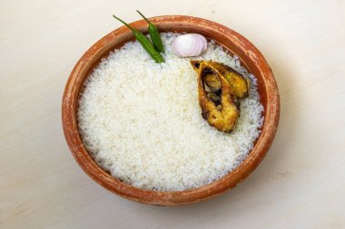 Panta Ilish, Bengali Yeni Yılı 'nın şenlikli yemeği. Hilsha 'yı kil tabakta kızarttım. Panta Bhat, yeşil biber ve soğanla servis ettim. Bu Pohela Boishakh için geleneksel bir yemek..
