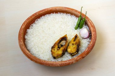 Panta Ilish, Pohela Boishakh için yeşil biberli ve soğanlı geleneksel Bengali Yeni Yıl yemeği. Hilsha 'yı kil tabakta kızarttım..
