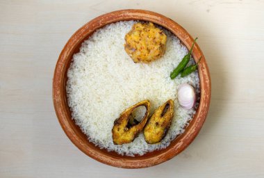 Panta Ilish, Bengali Yeni Yıl bayramı yemeği. Panta bhat, aloo bharta, yeşil biber ve soğanla servis edilir. Bangladeş ve Hindistan 'daki bu popüler yemek bir kil tabakta sunulan hilsha fry içerir..