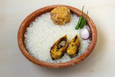Panta Ilish, geleneksel bir Bengali Yeni Yılı (Pohela Boishakh) şenlik yemeği. Panta bhat, aloo bhorta, yeşil biber ve soğanla servis edilir. Bangladeş ve Hindistan 'da popülerdir. Kil tabakta kızarmış Hilsa balığı..