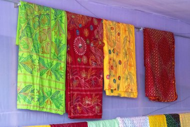 Geleneksel el yapımı Nakshi Kantha Kishoreganj 'daki uluslararası ticaret fuarında turistlere satılmak üzere asılıyor. Nakshi Kantha Bangladeş kökenli geleneksel bir nakış sanatıdır..