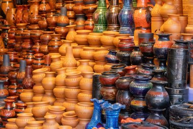 23 Şubat 2025 'te Kishoreganj, Bangladeş' teki uluslararası bir ticaret fuarı sırasında el yapımı geleneksel kil çömlek ve terracotta ürünleri satışa sunuldu..