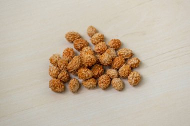 Hafif ahşap bir yüzeyde kurutulmuş erik tohumu. Hint jujubisi, Çin tarihi veya Çin elması olarak da bilinen meyveye Bangladeş 'te Boroi veya Kul adı verilir..