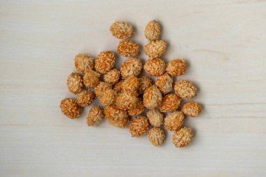 Hafif ahşap bir yüzeyde kurutulmuş erik tohumu. Meyvesi ayrıca Hint jujubisi, Çin tarihi veya Çin elması olarak da adlandırılır ve Bangladeş 'te yerel olarak Boroi veya Kul olarak bilinir. Üst görünüm.