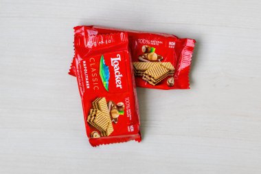 İki adet 45 gm 'lik Loacker klasik Napolili gevrek ve fındık kremalı gofret. Yüzde yüz doğal tat. Üst görünüm.
