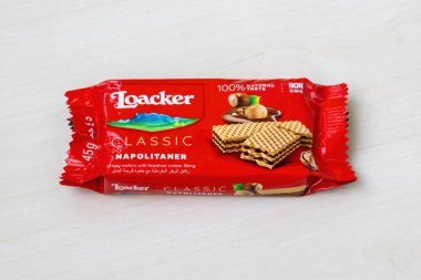 Loacker Classic Napolitaner gevrek fındık kremalı gofretler, açık ahşap yüzeyde 45 gm 'lik paket. Yüzde yüz doğal tat..