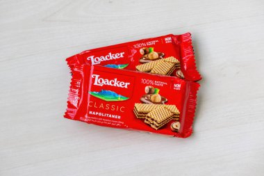 İki Loacker Classic Napolitaner çıtır fındık kremalı gofret, 45 gm paket. Yüzde yüz doğal tat..