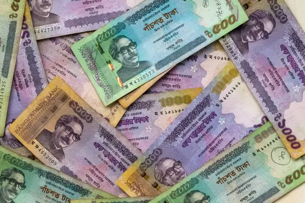Arkaplan olarak 500.000 taka banknot (BDT 1000 ve BDT 500).