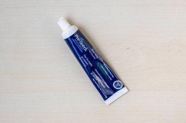 Tahta yüzeyde tüp içinde döllenme öncesi üreme yağı. Hamile kalmaya çalışan çiftlere ve daha yoğun ve zevkli bir cinsel deneyim için ideal bir yağlayıcı jel olarak tavsiye edilir. Üst görünüm.
