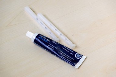 Ön tohumlu doğurganlık kremi, aplikatörlü tüp, ahşap. Hamile kalmaya çalışan çiftler için cinsel deneyimi arttırır, hamilelik için güvenli kayganlaştırıcı.