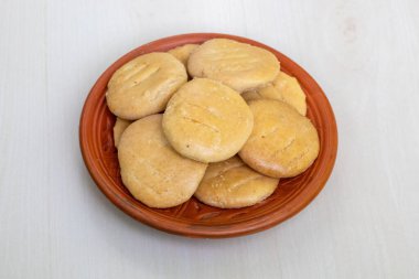 Hafif ahşap bir yüzeyde kil bir tabakta lezzetli ve çıtır çıtır Bakarkhani. Baqarkhani, Mughlai mutfağının bir parçasıdır..