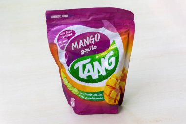 Tang mangosu aromalı meyve suyu yeniden mühürlenebilir bir kesede. C, D ve çinko vitaminleri yüksek..