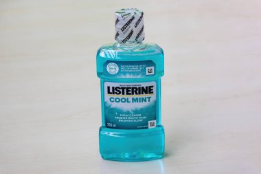 Listerine Cool Nint Daily Mouthwash geri dönüşümlü 250 ml 'lik şişede tek başına fırçalamaktan daha temiz ve taze bir ağız sağlar ve mikropların temizlenmesine yardımcı olur..