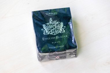 Aydınlanmamış Yardley London İngiliz Blazer Black Eau de Parfum açık ahşap bir yüzey üzerinde. Çok hoş bir kokusu var..