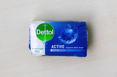 Dettol aktif koku koruması hijyen sabunu ahşap bir arka planda sergilenir.