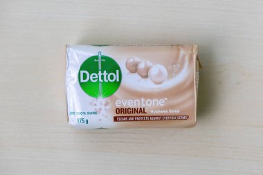 Dettol Eventone, ahşap bir arka planda orijinal hijyen sabunu. Günlük mikroplardan korur ve temizler..